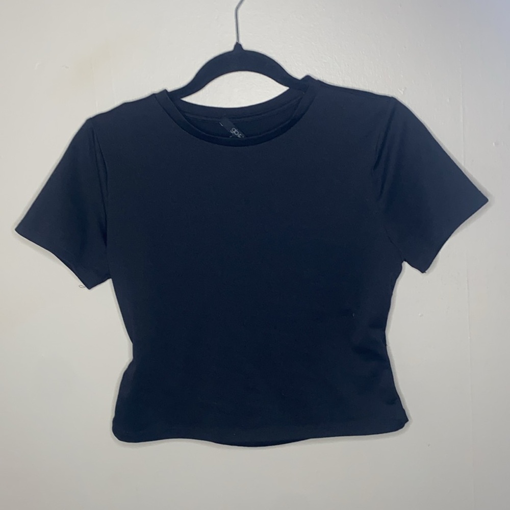 💋Black baby tee with adorable back cut out!